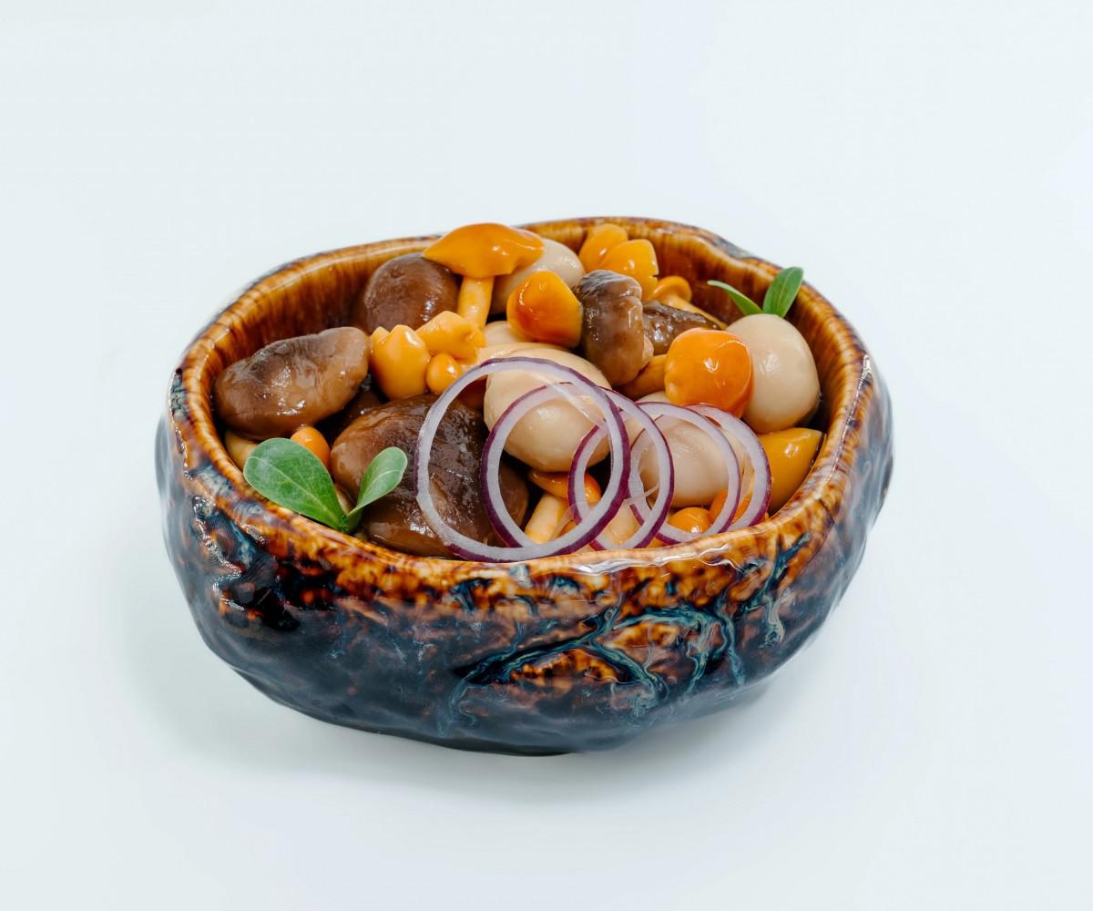 Ассорти из маринованных грибов