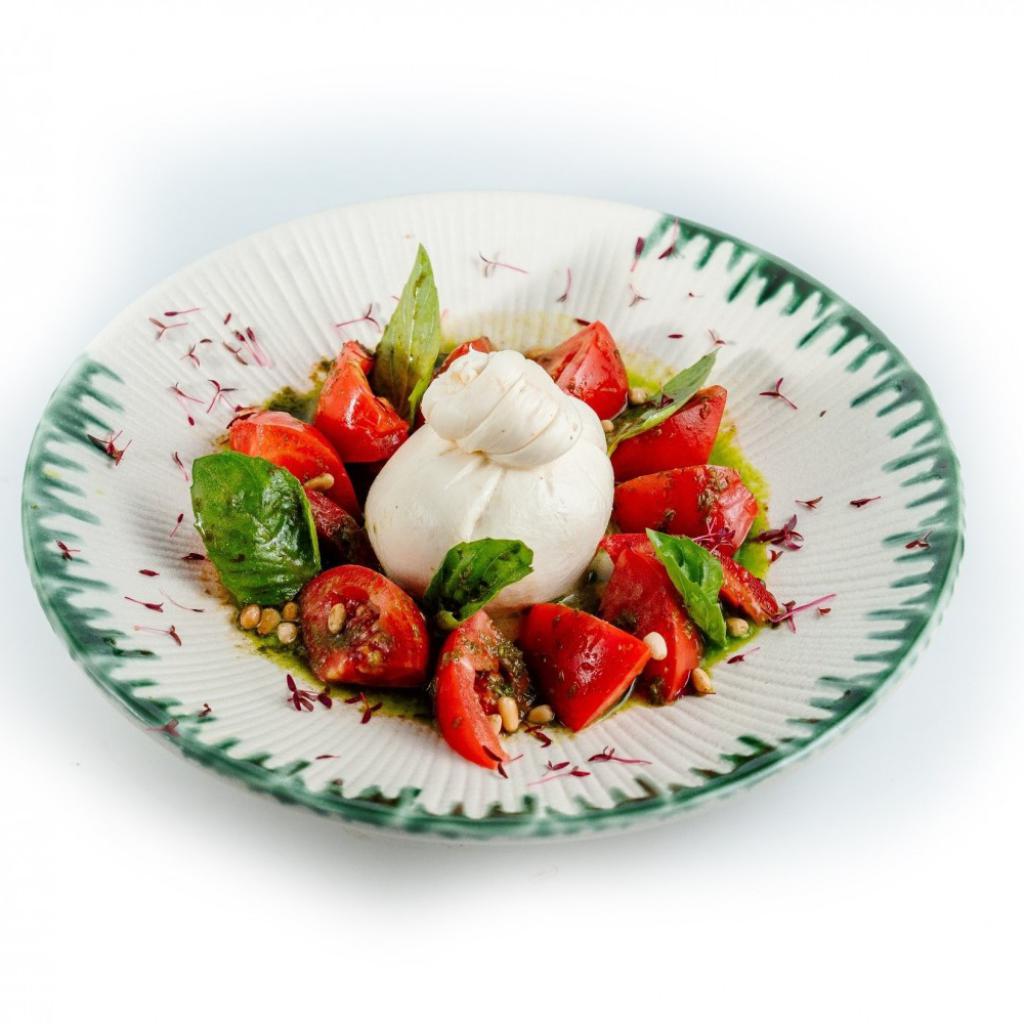 Салат с томатами и буратой