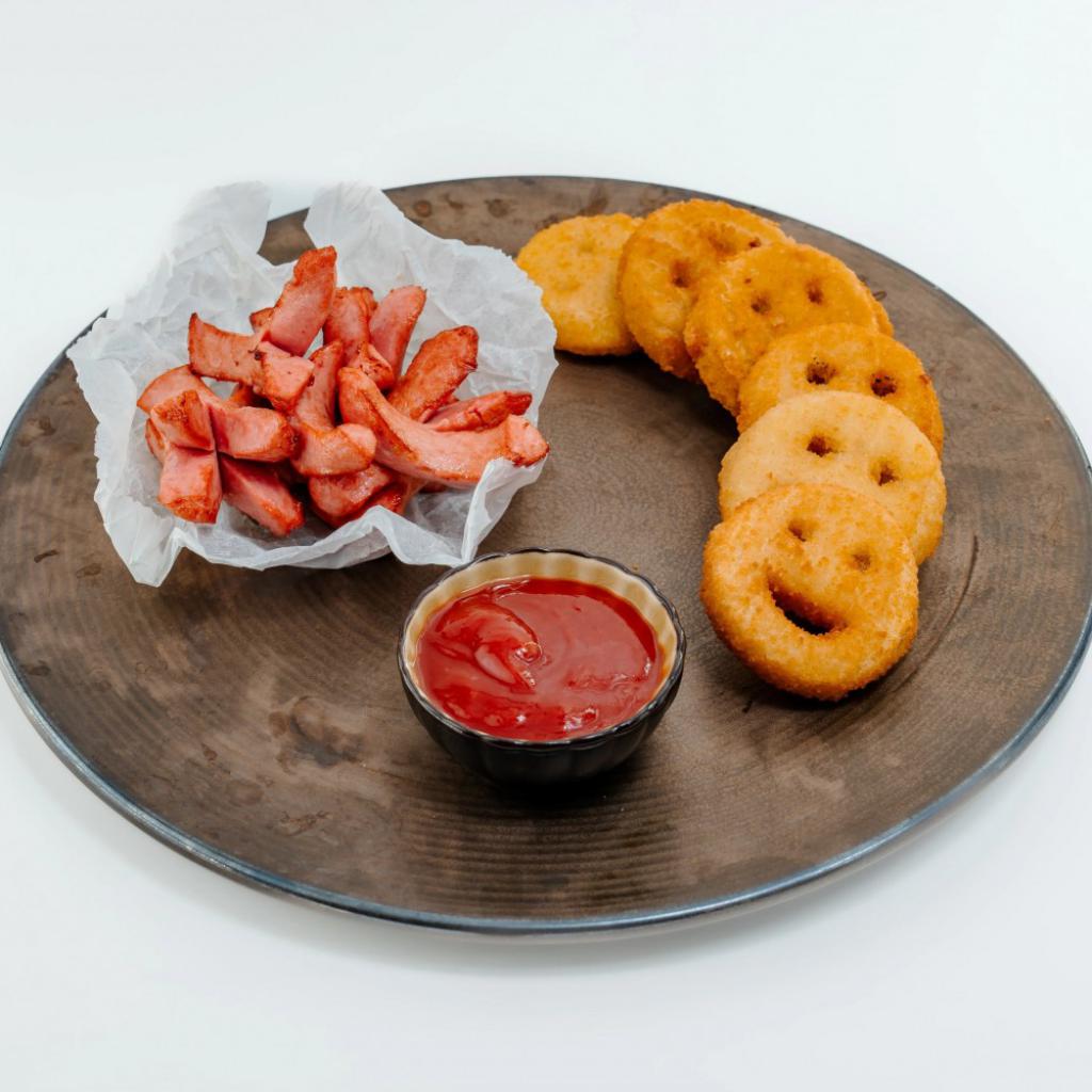 Сосиски молочные с картофельными смайликами