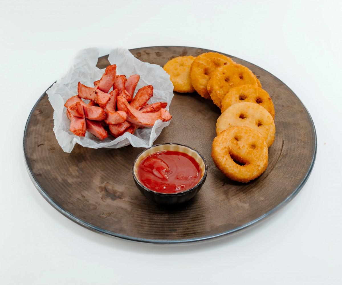 Milk sausages with potato smileys